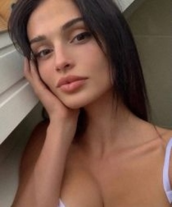 Нежные прикосновения, страстные поцелуи, искушающие игры - все это ждет тебя в моих объятиях. Я создам неповторимую атмосферу удовольствия и релаксации. Возможности моего тела и души сведут тебя с ума. Мой опыт и красивая внешность позволят тебе окунуться в мир наслаждения и раскрыть твои самые сокровенные желания. Живу в Москве, моя квартира - настоящий гнездышко страсти и удовольствия. Уверена, что встреча со мной оставит лишь самые положительные эмоции и жажда возвращения. Неотразимые фото и отзывы - гарантия особого вечера. Твоя страсть ждет нашей встречи! 💋🌹🔥 Елена
